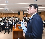 '새정부 경제정책 방향' 강연하는 기재부 방기선 차관