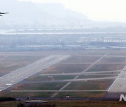 기상 악화..부산 김해공항 사흘째 항공기 결항 잇따라