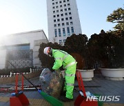 길거리 청소 미화원에 '가벼운 안전모' 허용..지침 개정