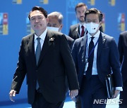 나토 정상회의 열리는 이페마로 입장하는 윤석열 대통령