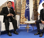 에마뉘엘 마크롱 프랑스 대통령 만난 윤석열 대통령