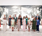 피카소 '게르니카' 작품 앞에 선 나토 정상 배우자들