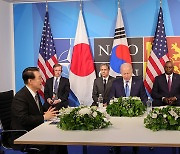 한·미·일 정상 "北 비핵화 삼각공조" 재확인