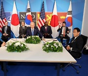 4년 9개월 만의 한미일 정상회담 "북핵 우려..3각 공조"