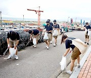유니클로와 한국청소년해사법학회 자원봉사자 해양 정화 활동