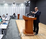 기자회견하는 유엔 북한인권특별보고관