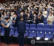'아듀 송하진'..8년 임기 마친 전북지사의 간소한 퇴임식