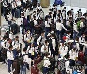 대기 중인 인천공항 해외입국자들