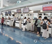 김포-하네다 노선 재개..하네다공항에서 탑승 수속하는 승객들