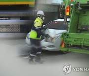 길거리 청소하는 환경미화원에 '가벼운 안전모' 허용