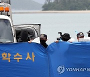 인양된 실종 차량 기록 남기는 경찰