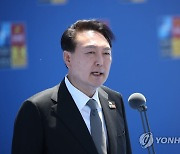 나토 정상회의장 도착해 취재진 질문 답하는 윤석열 대통령