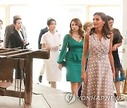 나토 정상회의 참석 정상 배우자들과 함께한 김건희 여사