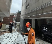 강풍에 떨어진 인천의 한 건물 외장재