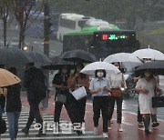 [포토]우산 쓰고 출근하는 시민들