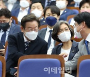 [포토]민주당 의원총회, '대화하는 이재명-박용진'