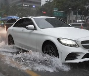 호우로 올림픽대로 등 곳곳 침수·통제..수도권 '퇴근길 대란'