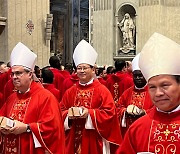 프란치스코 교황, 정순택 대주교에 '팔리움' 수여