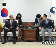 권영세 장관, 유엔 北인권보고관 만나