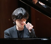 '비범한 테크닉' 임윤찬의 피아노 연주