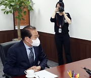 방인성 북민협 회장과 대화하는 권영세 통일부 장관
