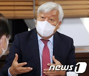 권영세 통일부 장관과 면담하는 방인성 북민협 회장