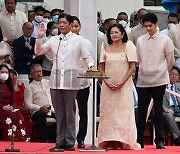 필리핀 독재자 아들 취임식.."선친, 전임자들보다 많은 것 달성"(상보)