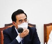 경청하는 박홍근 민주당 원내대표
