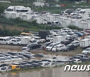 폭우로 인해 물에 잠긴 차량들