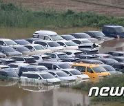 갑작스런 폭우로 인해 물에 잠긴 차량들
