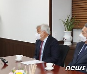 권영세 "정치·군사적 상황 무관하게 대북 인도적 협력"
