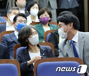 의원총회장서 만난 이재명·박용진