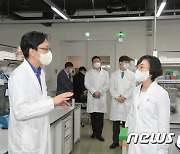국산 1호 코로나19 백신 개발사 현장 방문한 오유경 식약처장