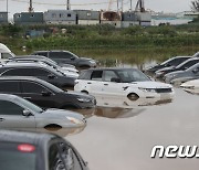 폭우에 침수된 수원시의 한 중고차 매매단지
