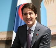 환한 얼굴의 트뤼도 캐나다 총리