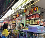 한국 식료품점 찾은 김건희 여사