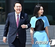 환한 얼굴의 尹대통령과 김건희 여사
