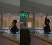 '53세' 김혜수, 글래머 몸매 돋보인 전신 수영복 자태..춤추면서 '수중 러닝'