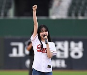 [포토] 조유리 '롯데 승리 요정'