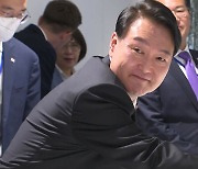 尹, 나토 일정 마지막날 '경제 외교'..연기된 나토 총장 면담