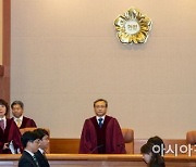 헌재, 역대 두 번째 대법 판결 취소.. "기속력 반하는 재판, 헌법 위배"