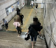 "물폭탄에 맨발로 전철 탑승"..K-직장인의 극한 출근길