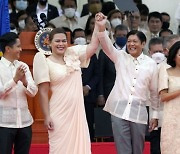 '독재자 아들' 마르코스, 필리핀 대통령 취임..부친 하야 36년만에 집권