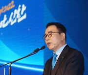 조용병 신한금융 회장 '부정채용 의혹' 무죄