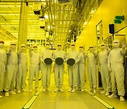삼성전자, 세계 첫 3나노 반도체 생산 시작..대만 TSMC 추격 발판 마련했다