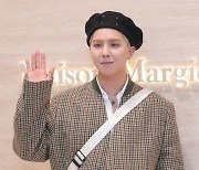 [포토]송민호, '손인사 보내며'