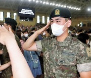 [한 컷] 국가와 애인에게 "충성"