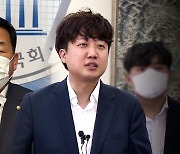 '친윤' 비서실장 전격 사임..이준석 '고립무원'