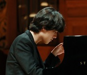 단테의 '신곡' 탐독하는 18세 피아니스트 "우승 후 달라진 건 없어"
