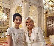 김건희 여사, 질 바이든에 "한국에 남편과 오시라"